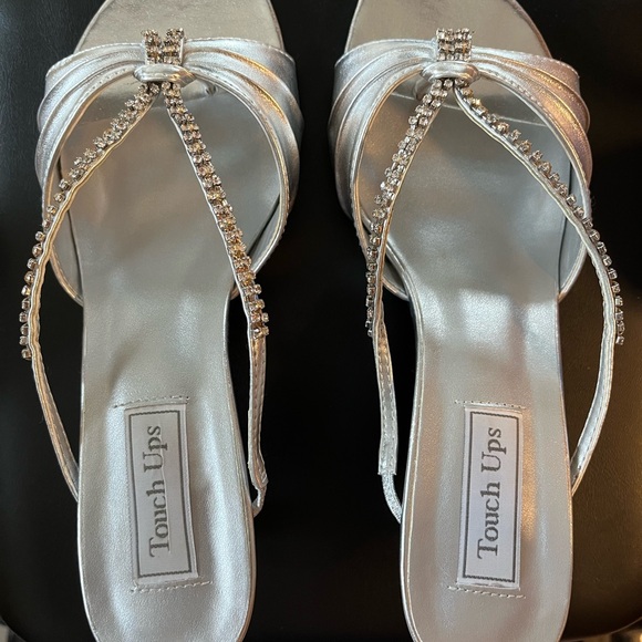 Women’s 9.5W Silver “Phoebe” Slides by Touch Ups - Picture 5 of 5
